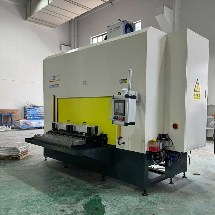 防撞梁切割機-3